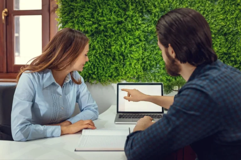 deux personnes regardent un ordinateur pour un projet web